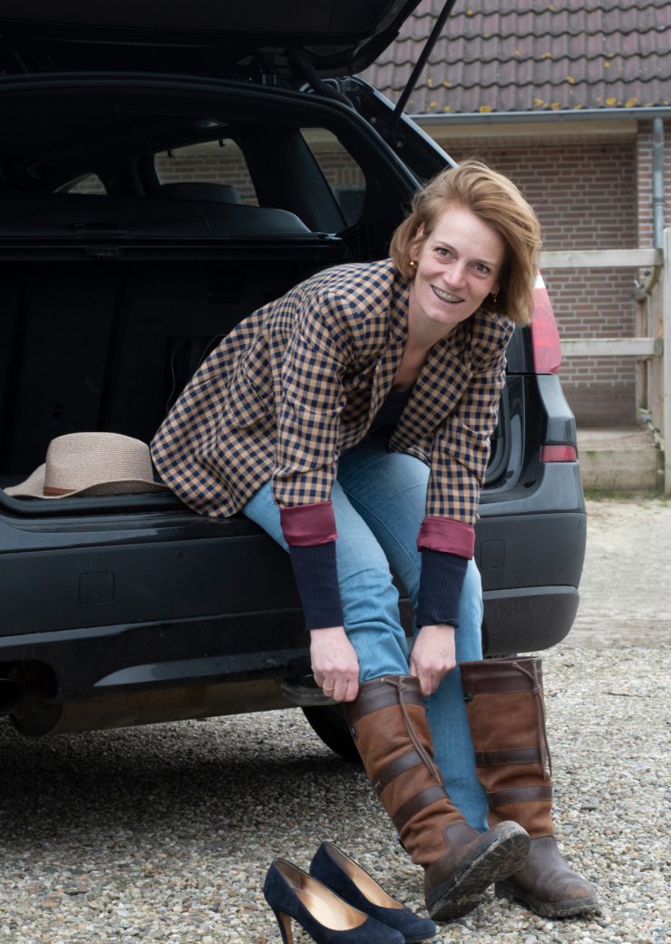 Judith met pumps en laarzen