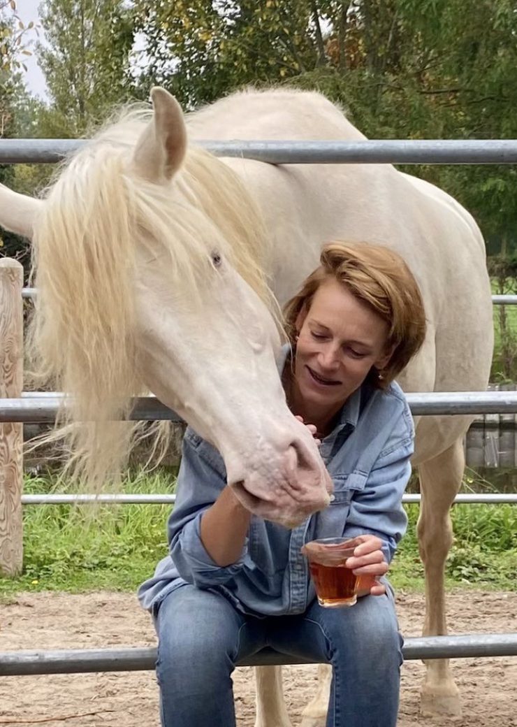 Judith zittend met Vorst